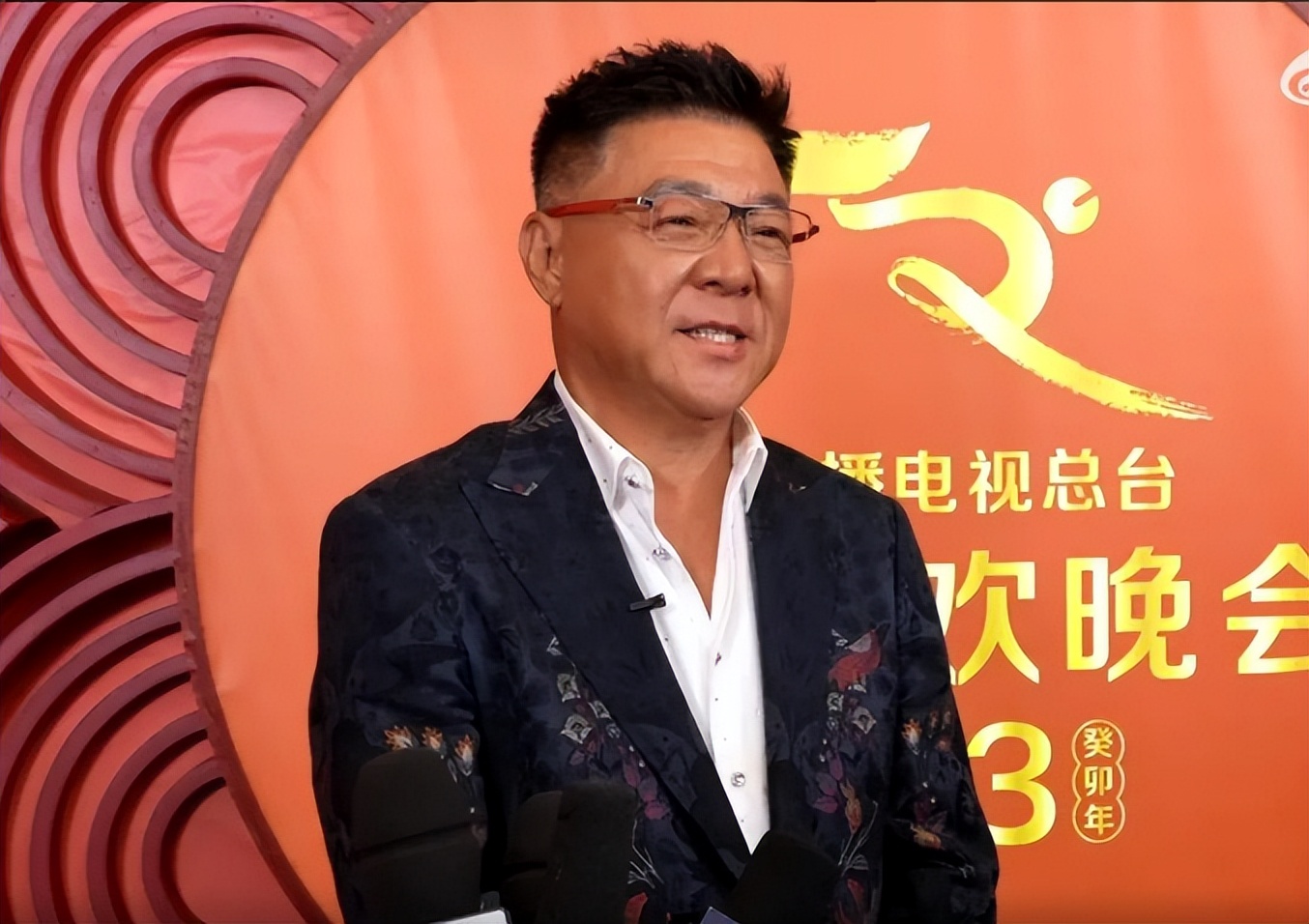 2020鏄ユ櫄浼楀鏄庢槦鍚屽彴婕斿敱,鏄ユ櫄鑰佹瓕鍞卞鍚屽彴