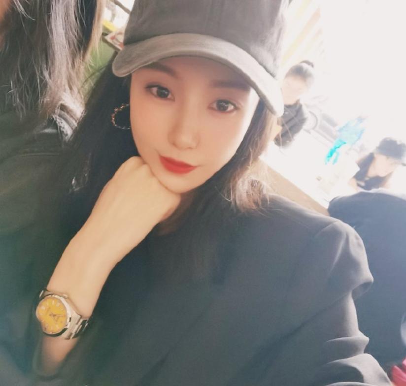 知名港星现身网红直播间！美颜过度脸忽大忽小，全程话少像背景板