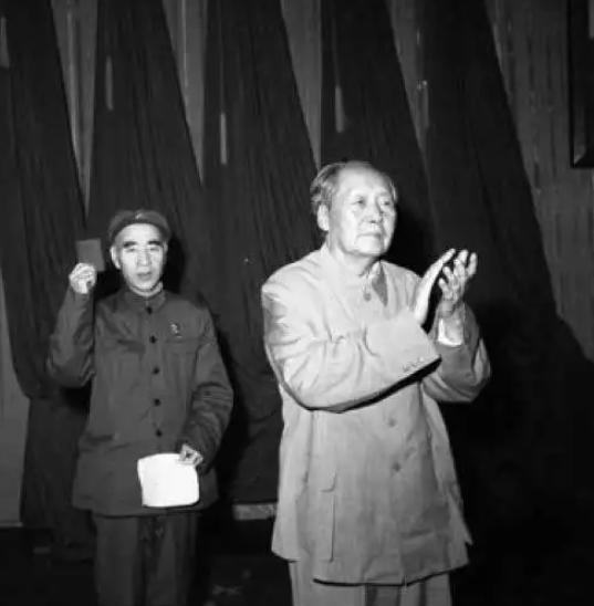 伟人与香烟：毛*东泽**吸百家烟，*小平邓**吸烟被递条，为戒烟吃花生