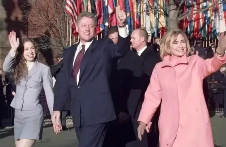 女儿是小棉袄：2010年，克林顿把女儿交到了姑爷手上，忍住没有哭