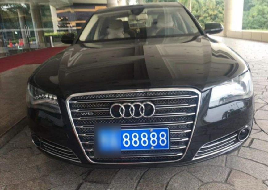 四川偶遇200万奥迪，车牌不带一个6，网友却说这才是极品