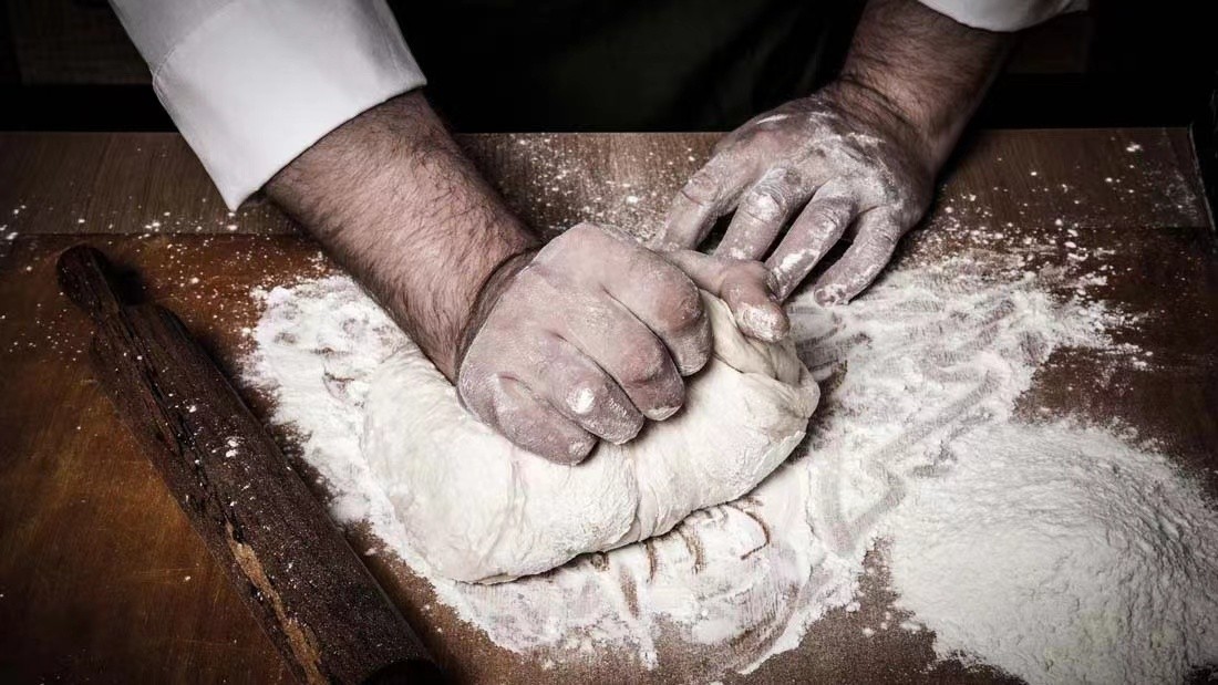 蒸馒头怎么判断面粉湿度,做馒头如何判断面团发酵好