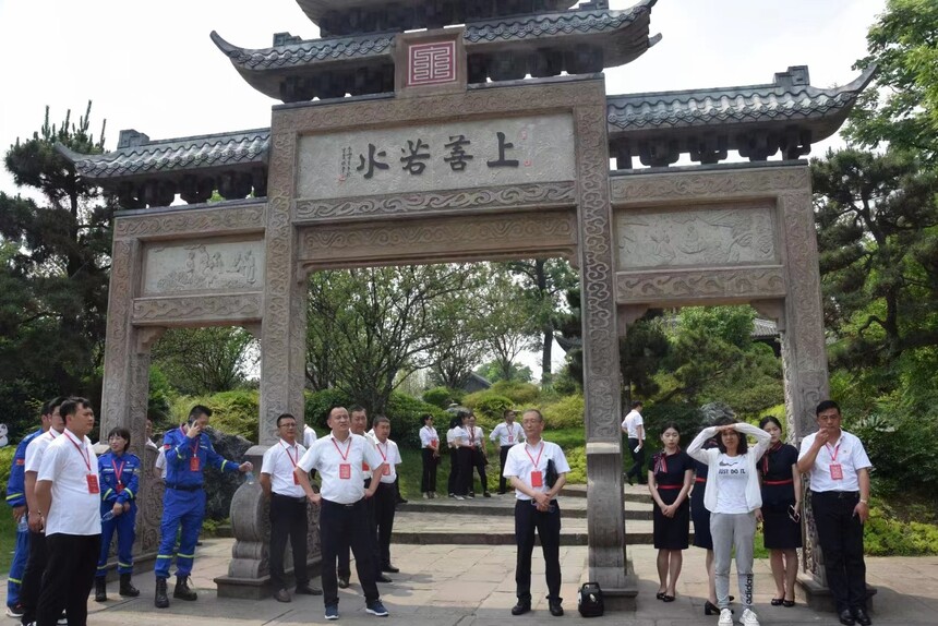 五粮春陕甘宁蒙西营销大区经销商赴五粮液开展*党**建主题活动