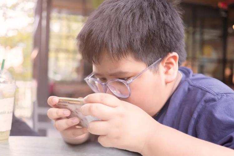 手机放在床头睡觉辐射会造成什么,睡觉手机放床头有辐射吗