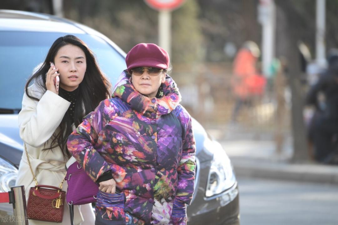 李谷一不化妆的脸视频,李谷一摘掉假发相片图文