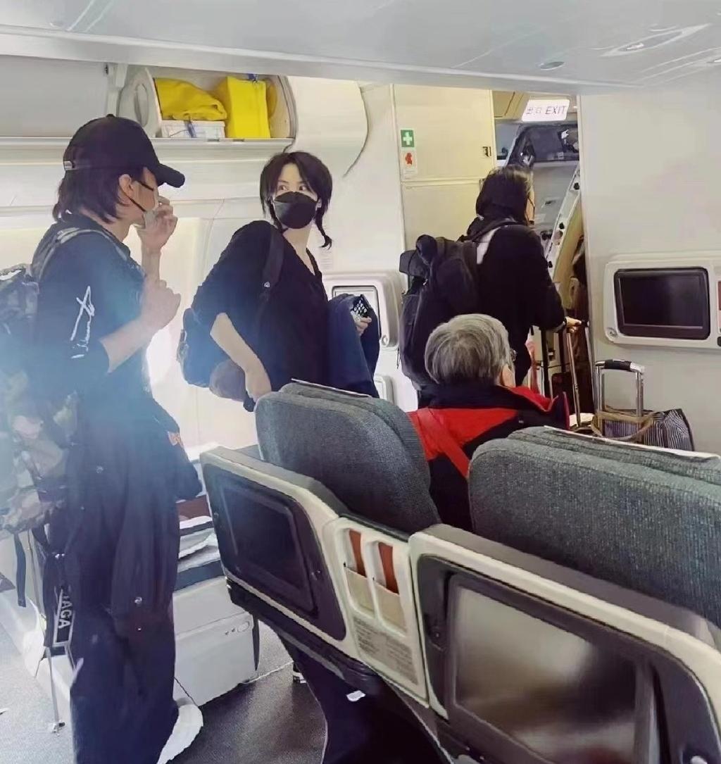 王菲谢霆锋经济舱,网友经济舱遇王菲谢霆锋