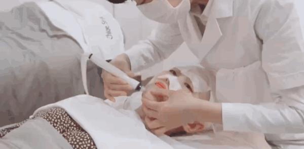 鼻子上挤出来的白色东西如何去除,鼻子上挤出来的白色分泌物是什么