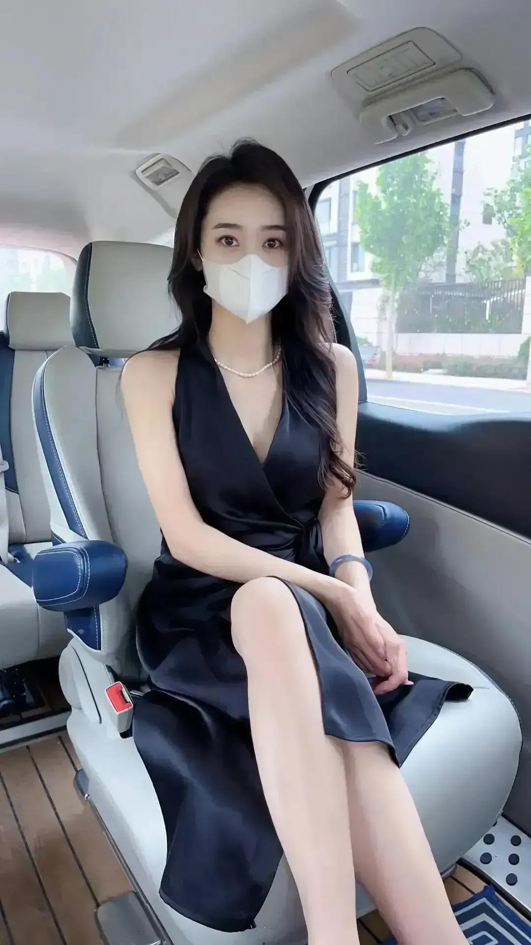 黑色衣服让女人高贵,黑色衣服气质女人