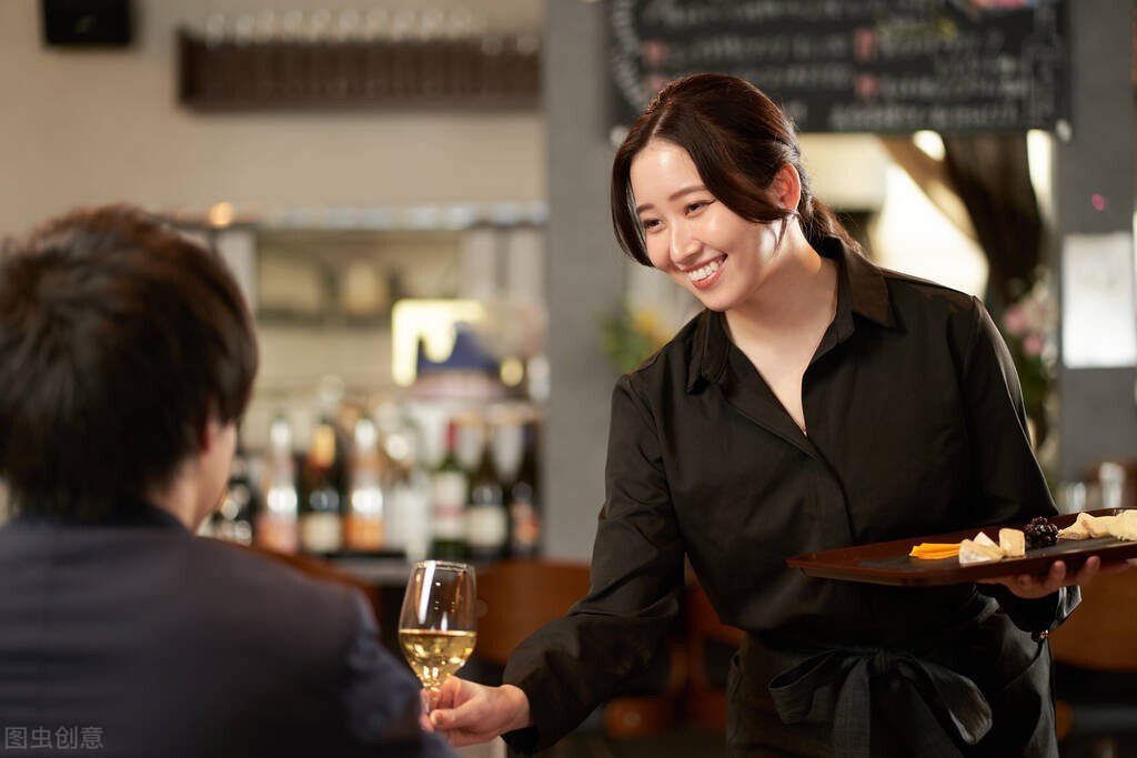 饭店服务员的工作累不累,饭店服务员工资只有两三千