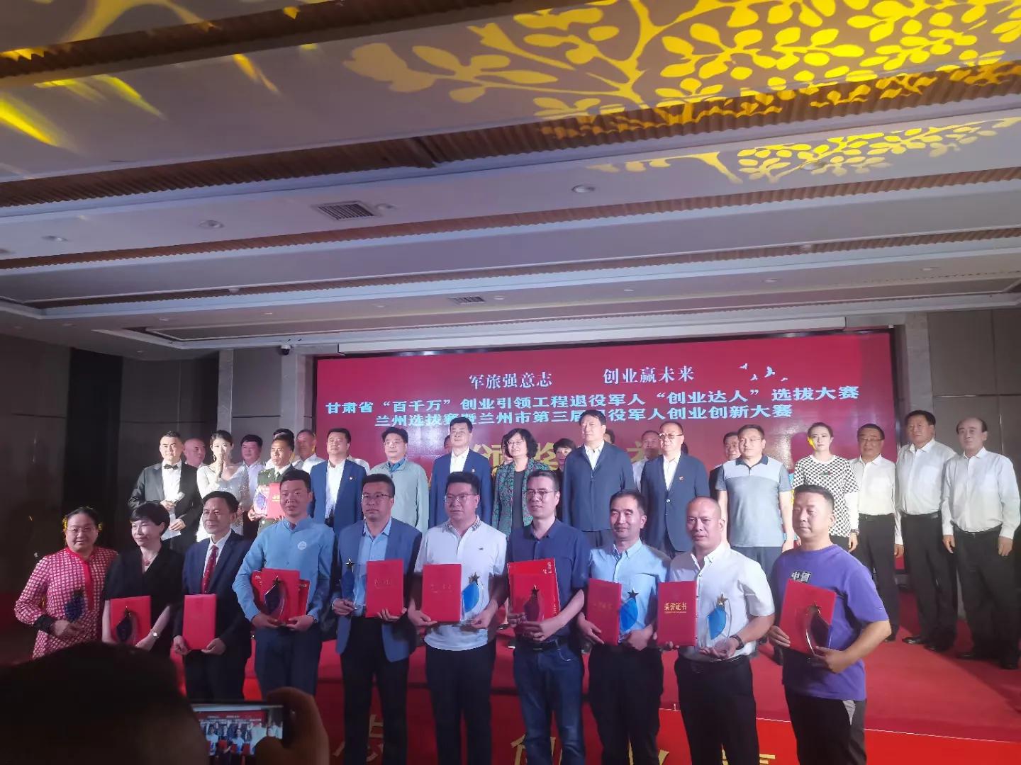 火热的军旅生涯磨练了我们的意志,艰苦的军旅生涯锻炼人的意志