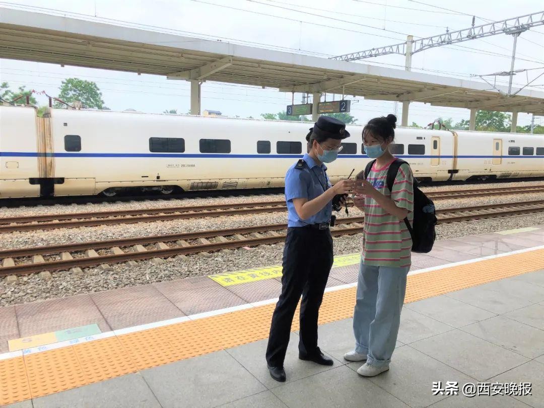 坐火车中途下错站了怎么办,坐火车上错车次怎么办