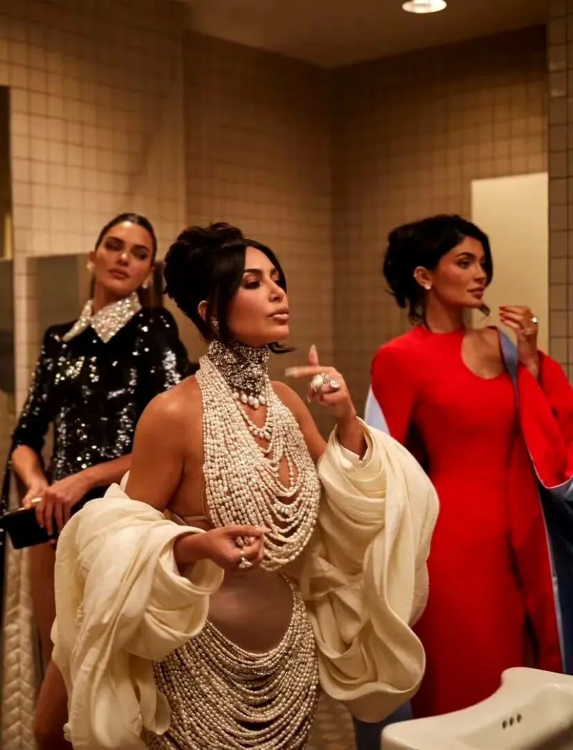 拖把头、海底生化人穿搭，美国这最受瞩目的一夜，如“群魔乱舞”