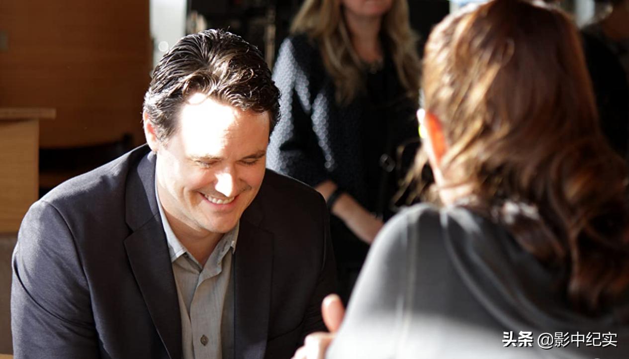 她被下药囚禁到地下室，当众多人*奴性**，报警后英国警方：你穿多少