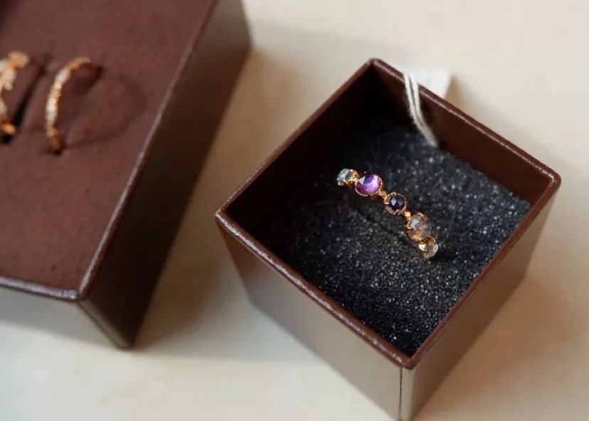 最有仪式感的钻戒,情人节仪式感小女孩