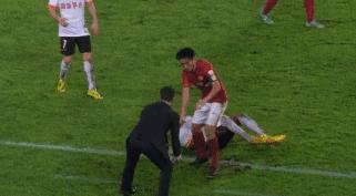 足球剪刀腿两人受伤,最悲壮的犯规郑智