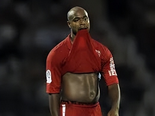 布里斯小传丨年少父亲踢球养家，法甲射手定居成都