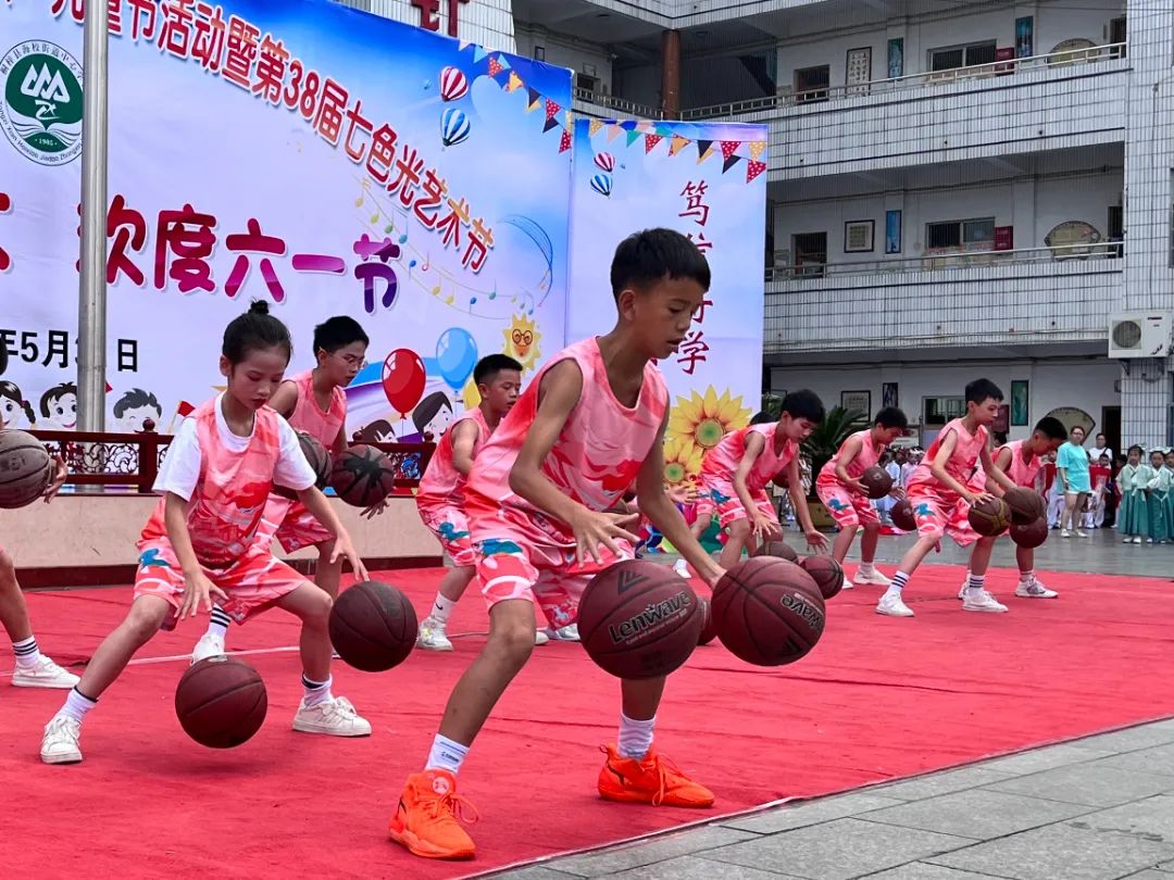 桐梓县学校六一儿童节,萌娃欢乐多幼儿舞蹈