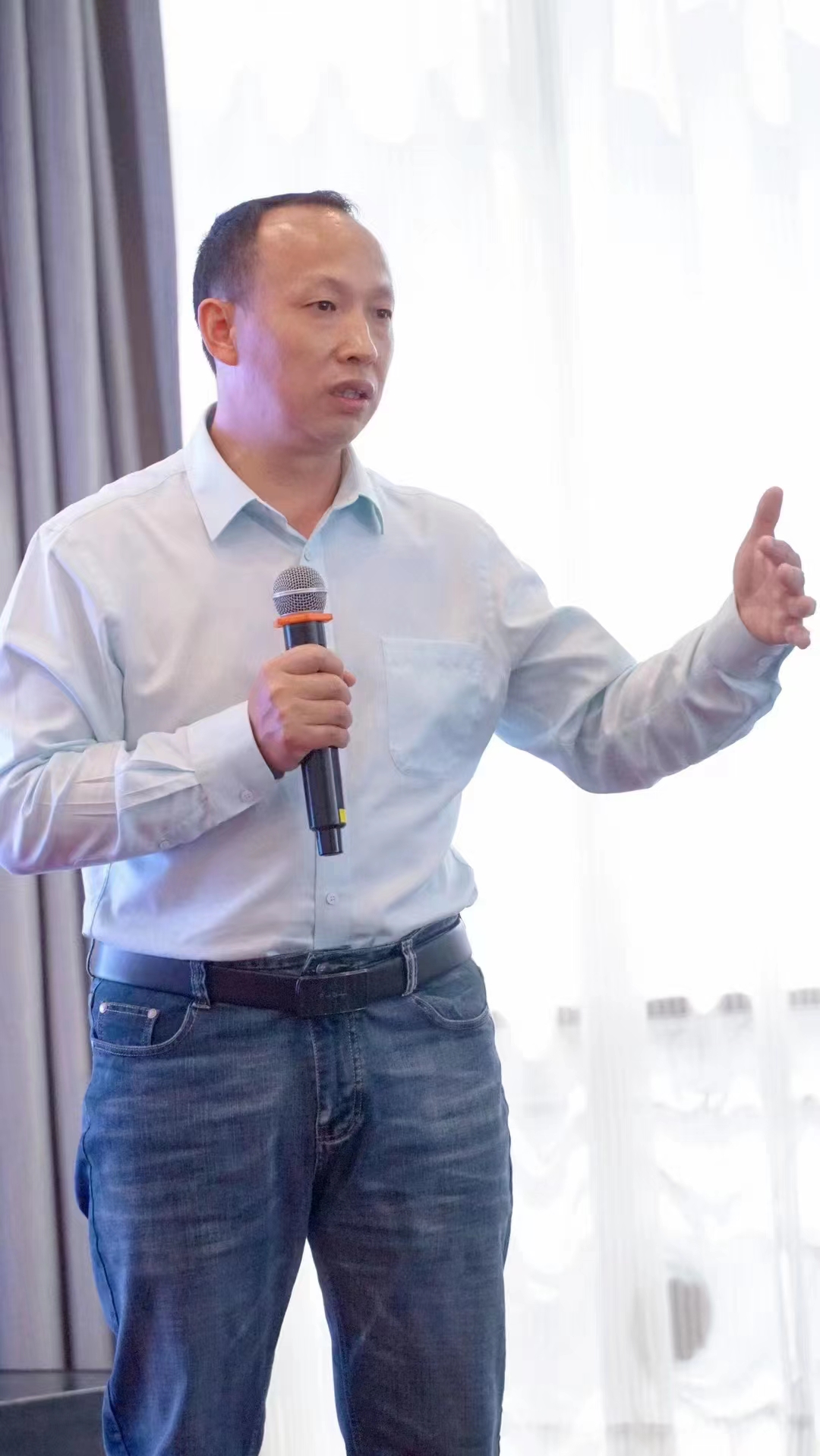 身家千万旅游公司老板被绑架到缅甸做诈骗，几经转手，暴瘦50斤；2022年最后一天称被保释，即将回家