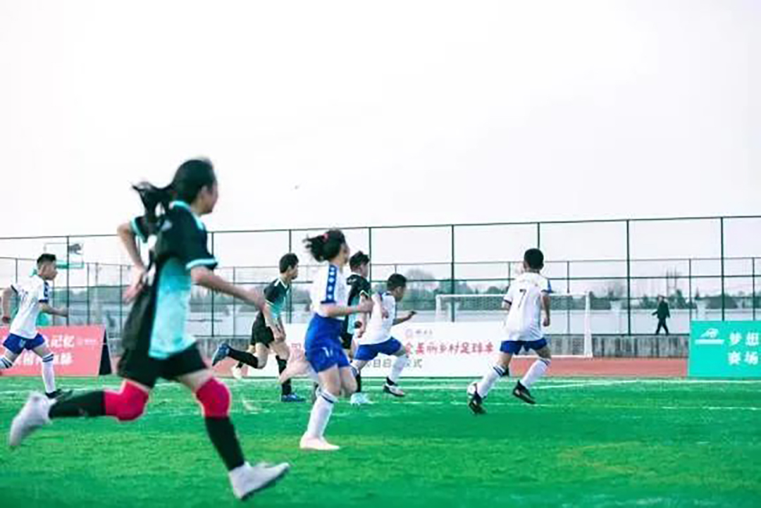 延期却不失约“美丽乡村足球季”志愿者和球队一起完成“加时赛”