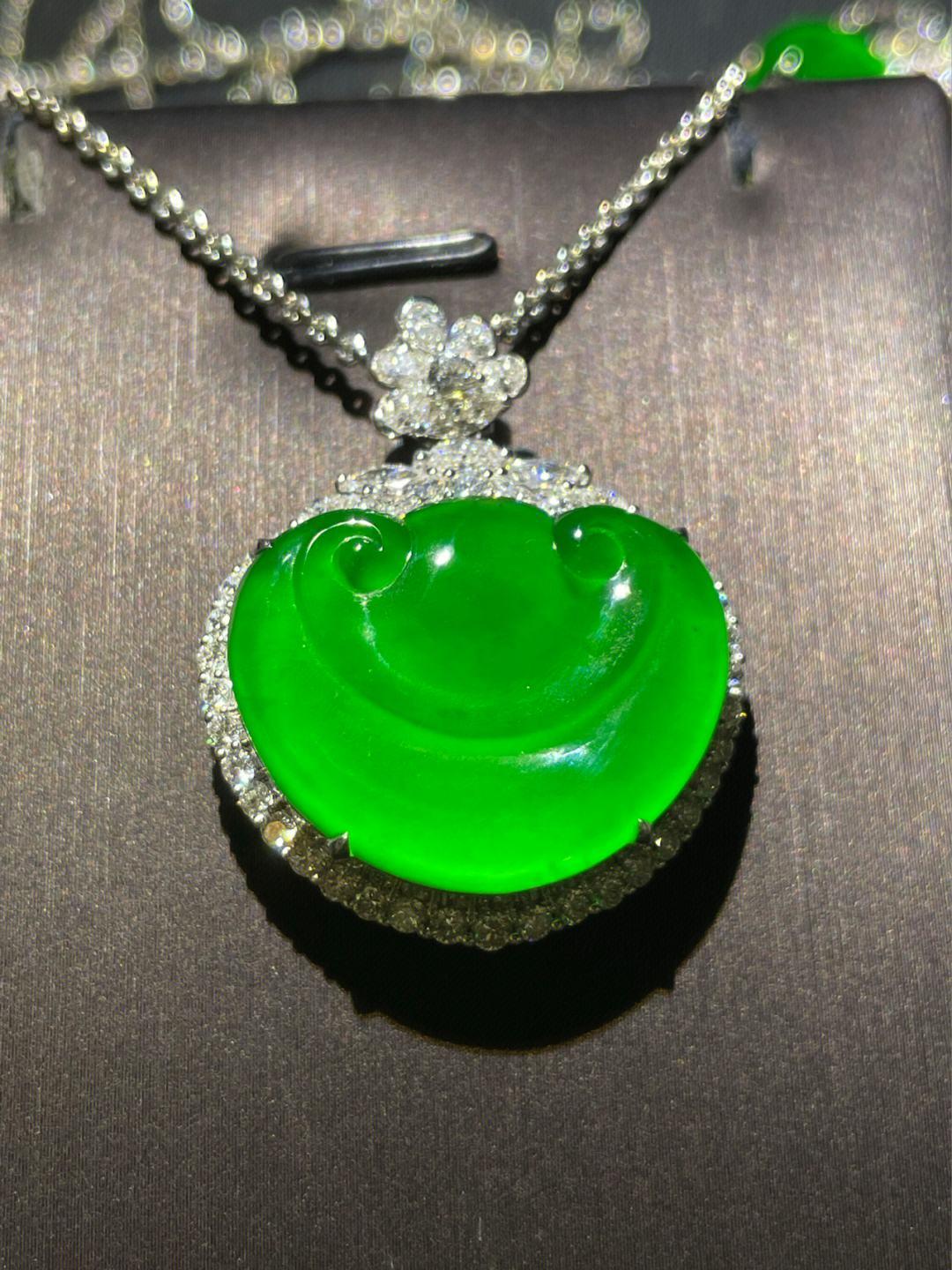 翡翠吊坠越小越便宜吗,翡翠吊坠越戴越亮吗