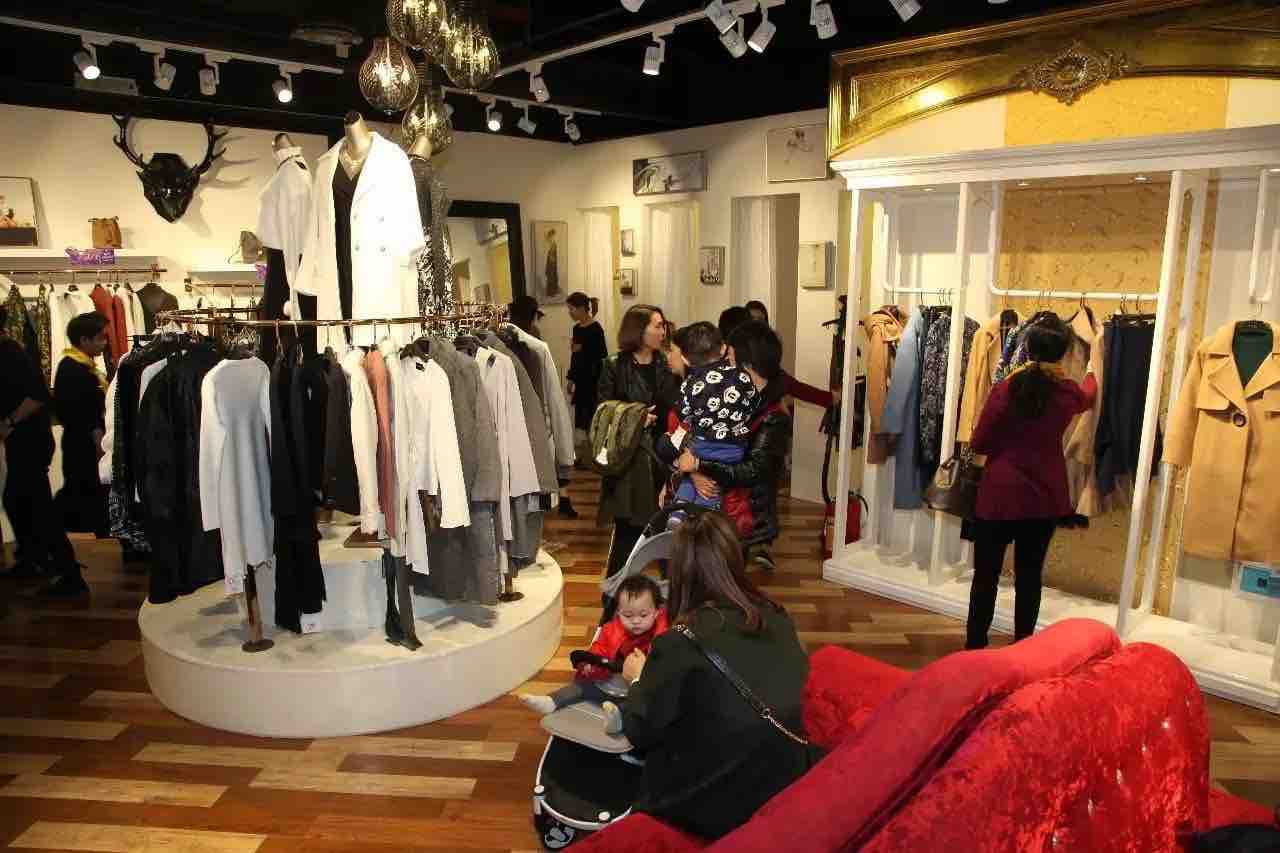 现在街上贴满“旺铺转租”，实体店出路在哪？董明珠给出答案