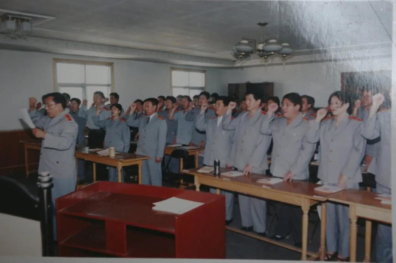 “好色青天”麦崇楷：走公款报销嫖资，在办公室与多名女律师幽会