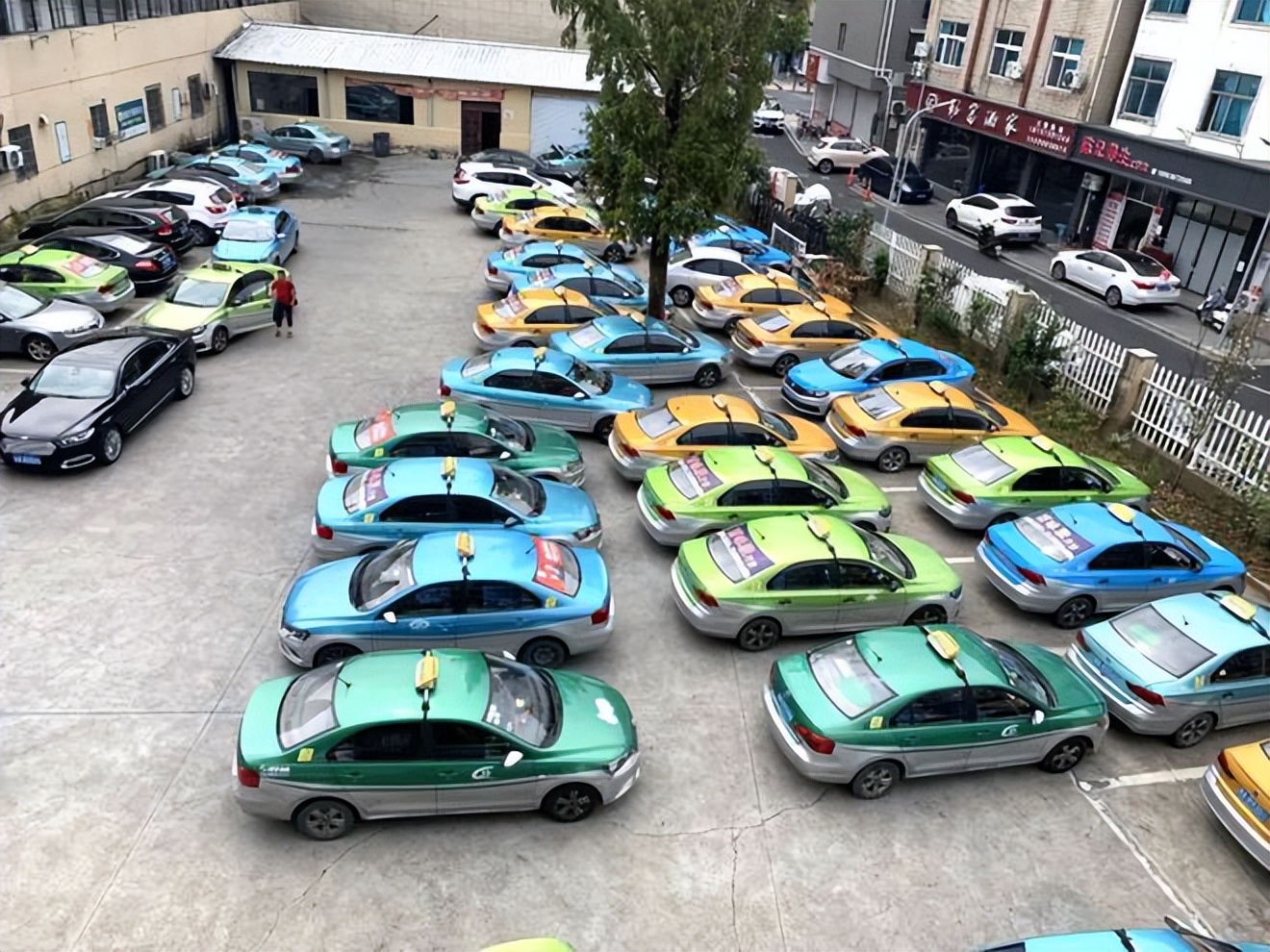 网约车起步价不可以比出租车低,出租车和网约车哪个前景更好