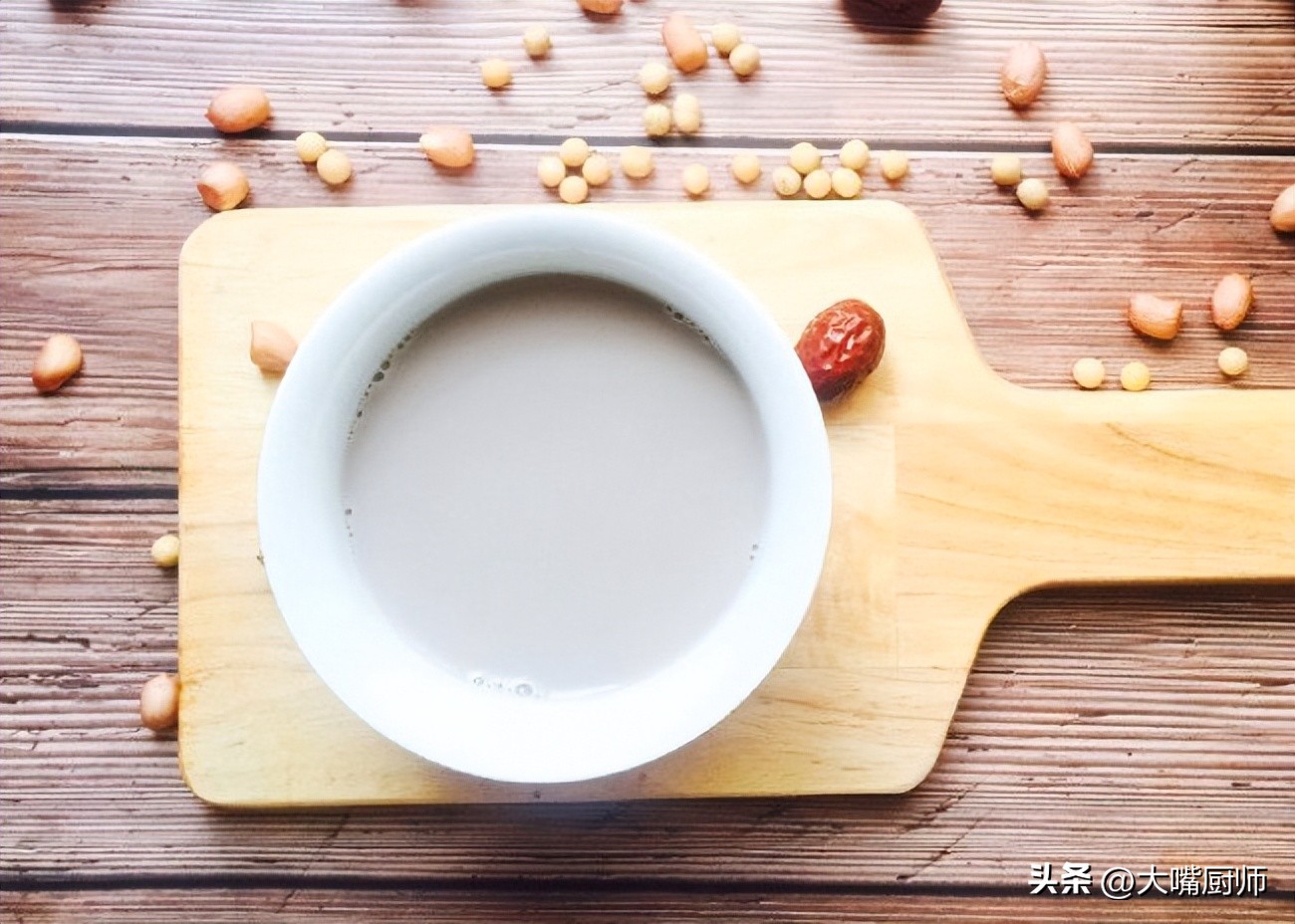 打豆浆时怎么泡豆子好吃,豆子怎样泡打豆浆才能打得更细