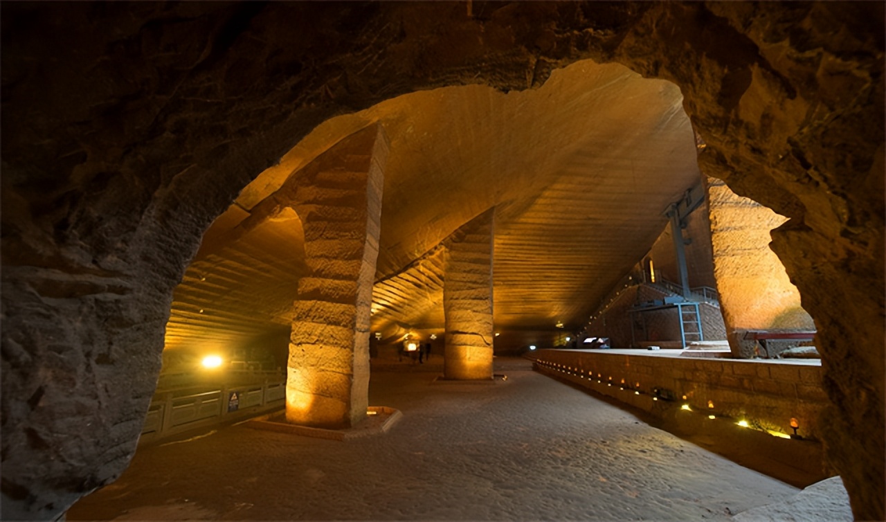 浙江水塘抽干发现宫殿,水潭被村民抽干后惊现千年宫殿