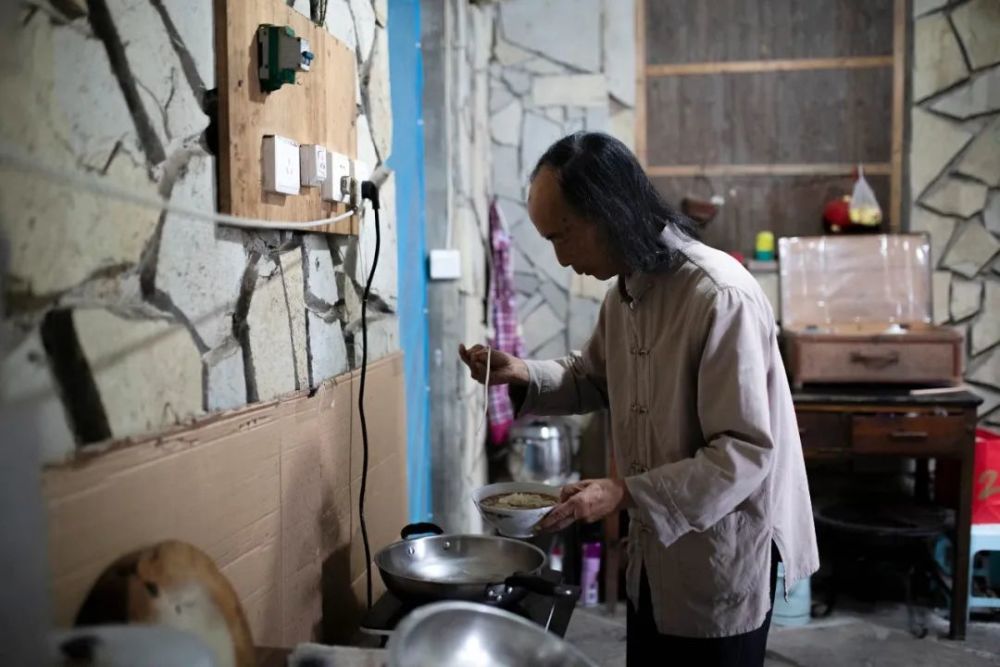 贵州80岁老人隐居深山打造古城,贵州一老人隐居在古堡30年