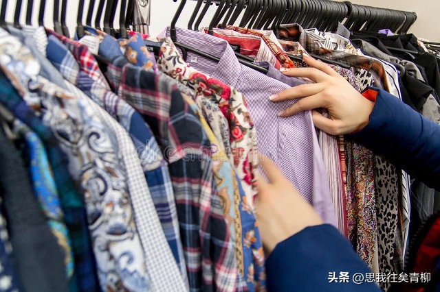 妻子去买衣服被丈夫打了一巴掌,妻子带丈夫买衣服