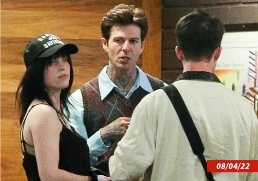 21岁天才唱作少女被曝光恋情！男友大十岁，粉丝：妹妹你图啥…