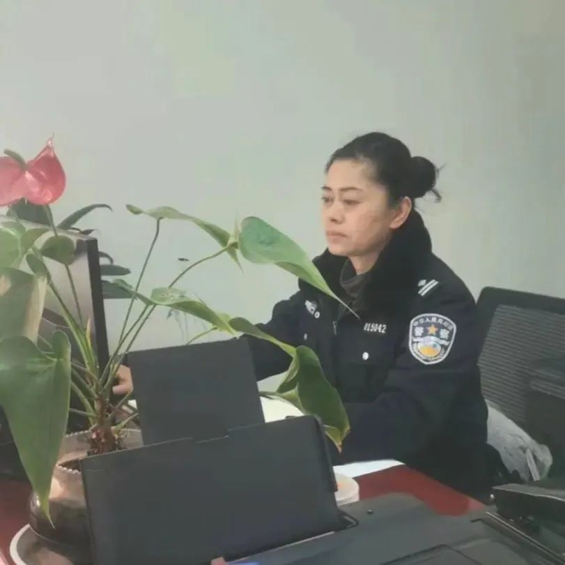 致敬了不起的她户籍女警海报,致敬了不起的她看守所女警