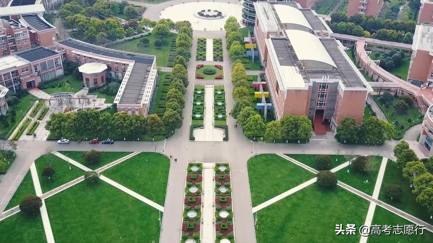 非常普通的公办学校,校名极其相似的两所大学差距