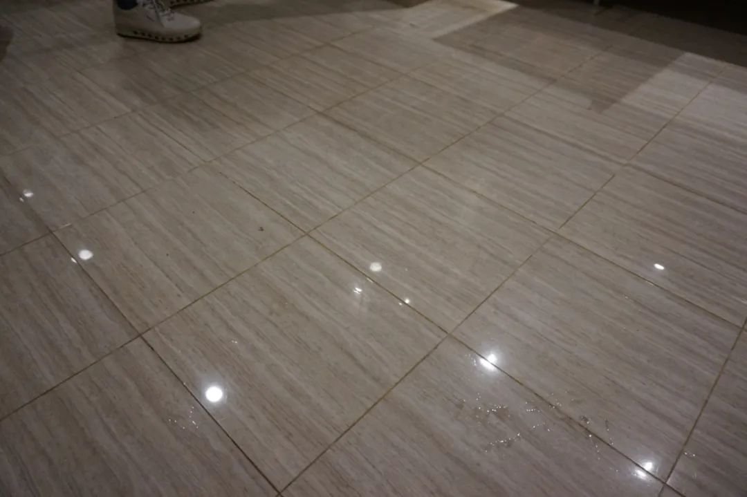 楼上漏水保修期8年未到属谁负责,楼上防水导致漏水谁赔偿