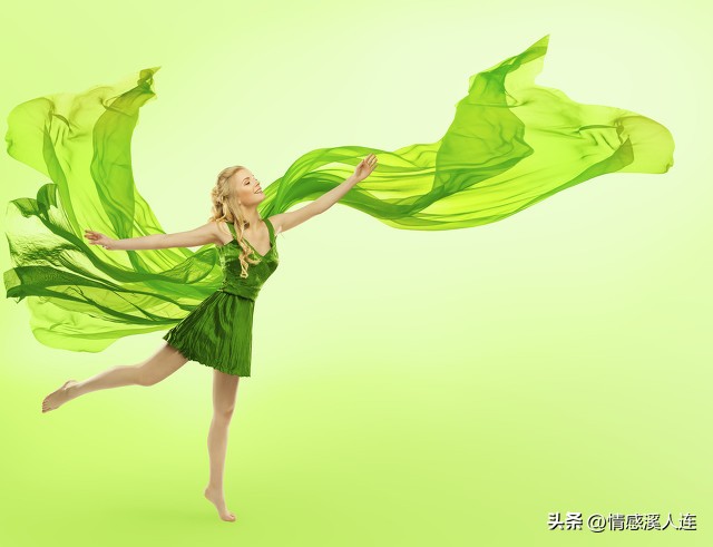 小美买了水果手机花了1万块，回娘家住了一个月，又赚了2万块