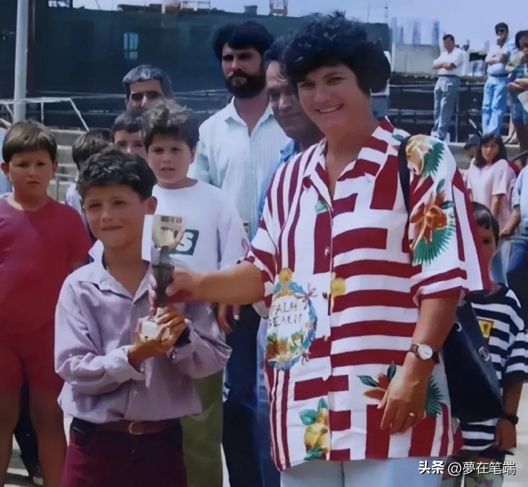 迷你罗和c罗小时候的对比,c罗小时候家里穷吗