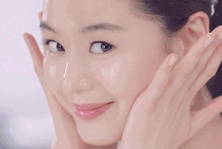 近80岁凭零毛孔美肌登上热搜，好肌肤离不开她的独家3分钟水膜法