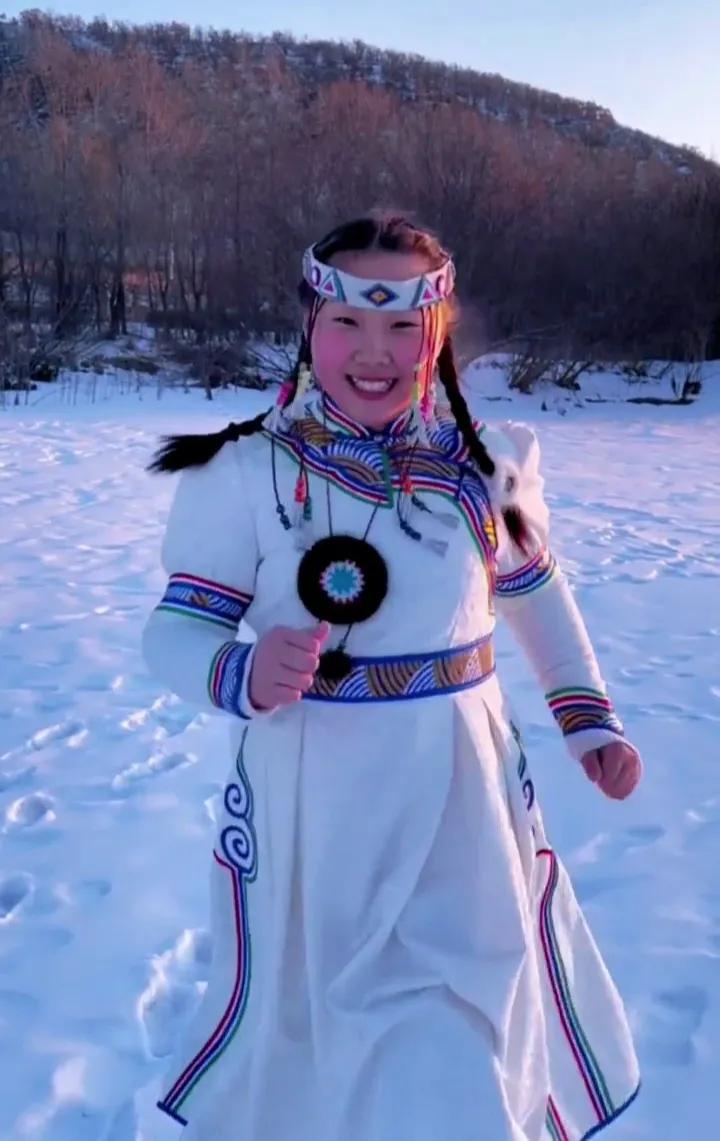 五十六个民族的风俗和服饰,五十六个民族代表服饰图片