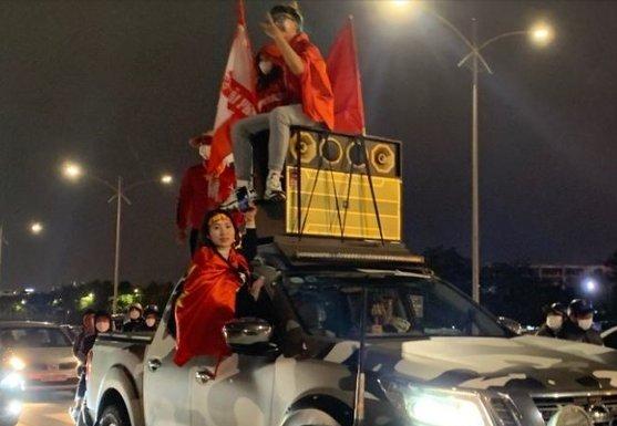 国足输给越南后越南球迷反应,越南3:1国足赛后球迷狂欢