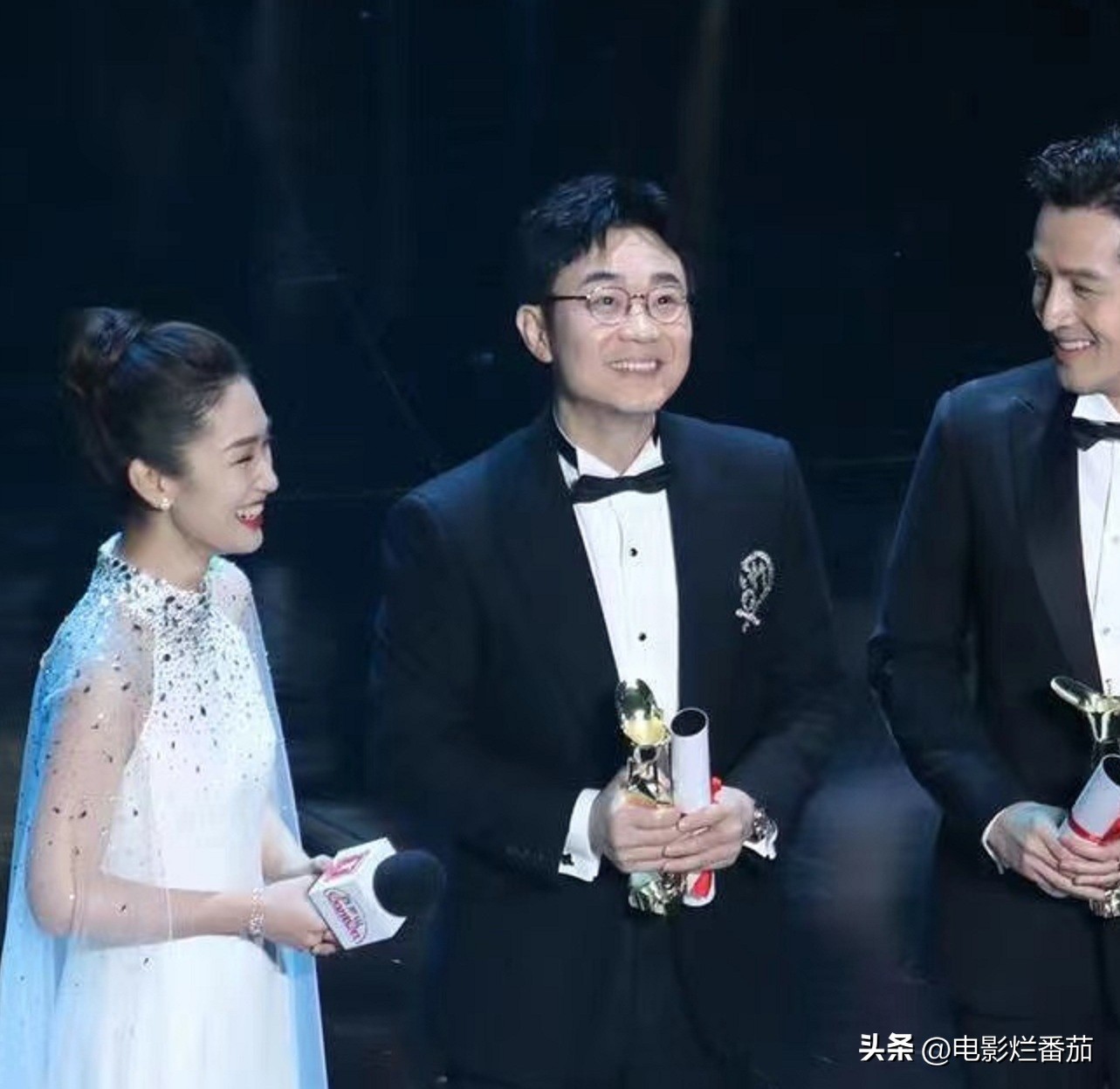 “草根”大鹏终获影帝，他身上的三个“未解之谜”，是时候解开了