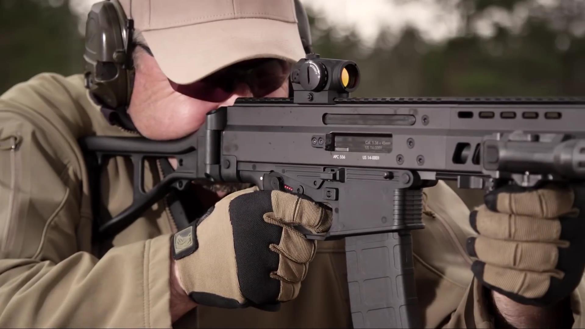 它是一款备受瞩目的装备作为瑞士枪械制造商的杰作广受用户好评