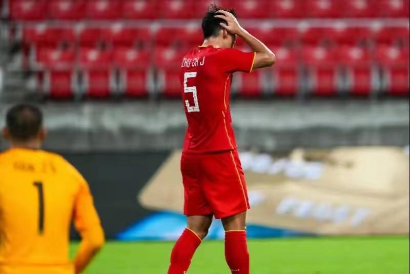 国足遭遇12强赛开门黑,国足0比3韩国朱辰杰瞬间