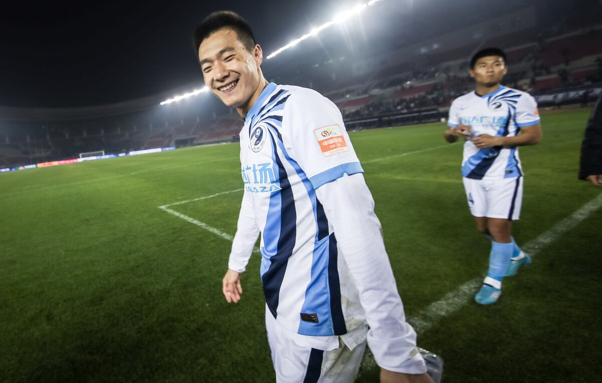 中超大连人赛后谢场,大连人谢晖赢球后拥抱