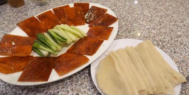 大叔真聪明6元买猪肉,大叔真独特卖鸭子只要鸭皮