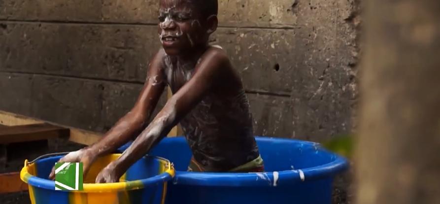 非洲穷人*款贷**20万买名牌，饿得吃树叶，也要买4万的鞋子出门显摆