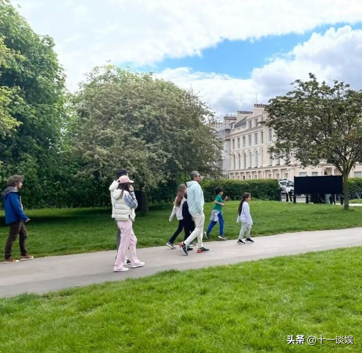 章泽天和刘强东甜蜜照曝光,刘强东章泽天挽手现身