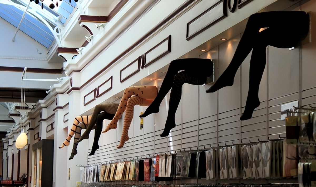 女生穿衣自由却被路人指责,女生穿衣自由的背后