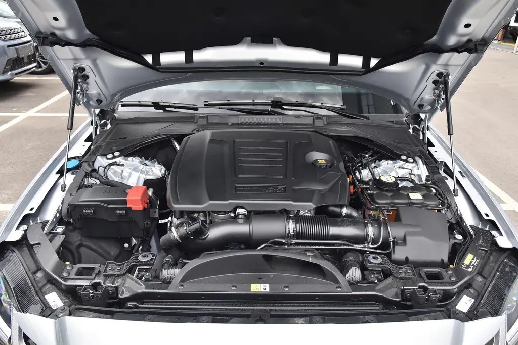 气场比奔驰E级还足，顶配6.4秒破百，还带四驱，捷豹XFL到底如何