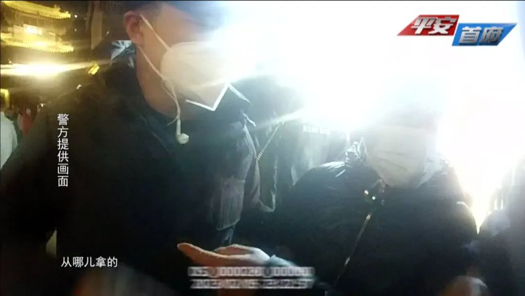 万达广场两女偷手机,福建女子醉卧街头偷走手机